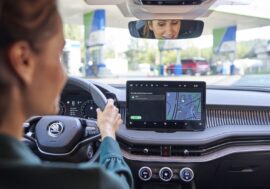 Ve vozech Škoda lze platit za palivo přímo z vozu. Pro fleety má ale služba dva háčky