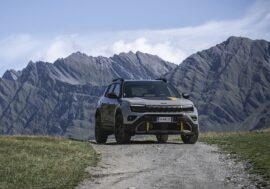 Jeep Avenger 4xe v edici The North Face má mimořádnou výbavu do terénu a stan. Počet vyrobených kusů nese zvláštní odkaz