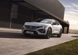 Peugeot E-408 má elektrické srdce se solidním dojezdem. Jak moc baterie ovlivnila prostornost interiéru?