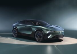 Renault vyvinul rodinné auto budoucnosti. Zvládá dlouhé vzdálenosti s minimální emisní stopou