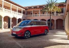 Volkswagen přijímá objednávky na peprného Bulliho. Je to rychlík na silnici i nabíječce a utáhne pěknou váhu