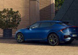 Kia EV6 GT je po modernizaci výkonnější a přesto dojede dál. Má vychytávku pro náruživé řidiče