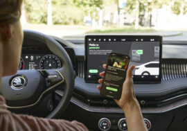 Majitelé vozů Škoda platí parkování ze svého vozu a mobilu. Služba běží ve třech českých městech