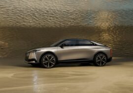 Značka DS zůstává věrná sedanům. Vlajková loď využívá pohon, který do sud nikdy nepoužila