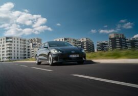 Hyundai Ioniq 6 vyvrací nejčastější mýtus o elektromobilech. V klíčových dovednostech předčil prémiové značky