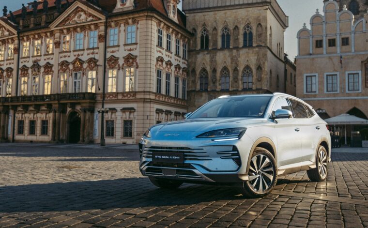 BYD chce v Evropě zdomácnět. Cla ani tlak na společné podniky podle něj problém nevyřeší