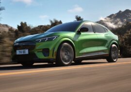 Modernizovaný Mustang Mach-E přidává na technické výbavě a vzhledu. Oku lahodí i upravený interiér