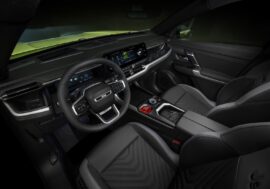 Jeep Compass vyniká odolností interiéru. Zároveň je přehledný a řidiče nerozptyluje