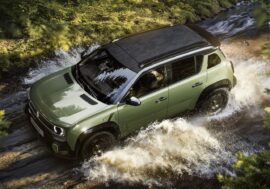 Renault 4 obléká v dobrodružný styl. Nabízí zvýšený podvozek a nápaditě ztvárněný interiér