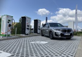 BMW postavilo ve stodůlkách velké nabíjecí centrum. Nabídne ultra vysoký výkon pro rychlou zastávku