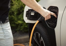 Brusel chce nasměrovat firemní flotily k elektromobilům z EU. Dotace dá jen na některá autaN
