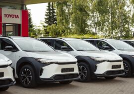 Toyota vyhrála obří tendr. Stáním organizacím a institucím dodá stovky elektromobilů