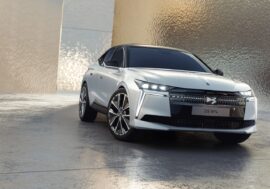 DS N°4 startuje v pohádkové edici s akční cenou. Kromě elektromobilu zůstaly i spalovací motory