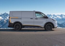 Ford jako první nabídne elektrický Transit Custom s pohonem všech kol. Jeho poslání je zřejmé