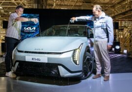 Kia zahájila výrobu elektromobilů v Evropě. První vůz pokřtila hokejová legenda