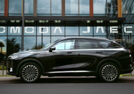 OMODA 9 vstupuje na český trh za lukrativní peníze. Luxusní plug-in hybrid zvládne 1 100 km na jedno natankování
