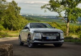 DS N°8 zná české ceny. Luxus a výjimečnou techniku nabídne každá z osmi výbav