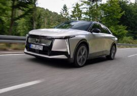 DS N°8 ujel v reálném provozu 750 km na jedno nabití. Po tetu mu ještě zbyla pěkná rezerva