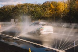 Polygon Most ve spolupráci s VWFS vás ve škole smyku připraví na specifické chování elektromobilů