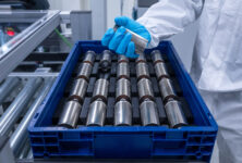 BMW spouští nové zařízení na recyklaci zbytků z výroby baterií. Vrací je do výrobního cyklu