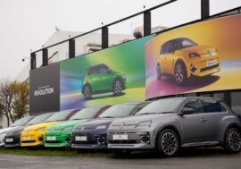 Auto roku 2025 jede dál. Renault 5 E-Tech má už sto tisíc vyrobených vozů