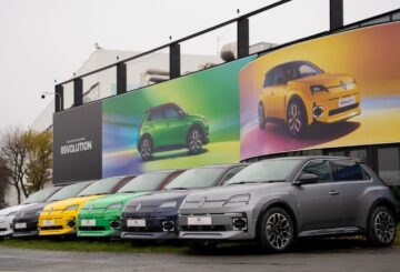 Auto roku 2025 jede dál. Renault 5 E-Tech má už sto tisíc vyrobených vozů