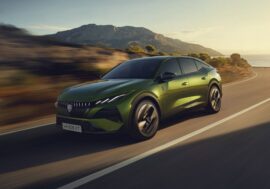 Peugeot 408 dostal jednoduchý ceník. Má dvě výbavy a tři elektrifikované pohony