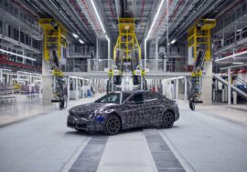 BMW ověřují výrobní proces i3. Zaměstnance školí na linkách