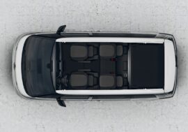 Pětimístný Volkswagen ID.Buzz s přepážkou pro oddělení nákladu od interiéru plného lidí