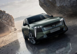 DS 7 dostává nástupce s novým názvem a hybridním i elektrickým pohonem. Je výkvětem techniky značky