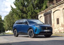 PODROBNÝ TEST: Peugeot 5008 Dual Motor