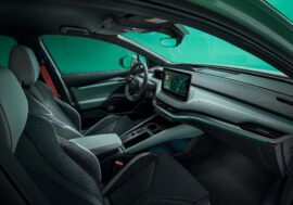 Škoda modernizuje modely Elroq a Enyaq. Dostaly mnoho praktických vylepšení, která řidiči ocení