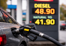 Nafta je o 6 až 8 Kč na litru dražší. Vláda zasáhla, co to znamená pro řidiče?