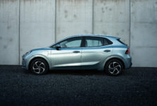 Zcela nové MG4 EV Urban: nový základ značky pro dostupný elektrický hatchback