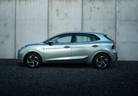 Zcela nové MG4 EV Urban: nový základ značky pro dostupný elektrický hatchback