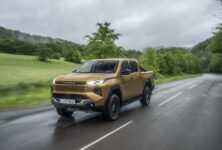 Nová Toyota Hilux zná české ceny. Dieselový mild-hybrid startuje v akci pod milionem korun bez DPH