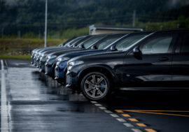 BMW ukázalo v Sokolově obrněné sedmičky i X5 Protection. Fleetům předvedlo, jak se chovají pod tlakem
