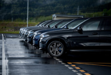 BMW ukázalo v Sokolově obrněné sedmičky i X5 Protection. Fleetům předvedlo, jak se chovají pod tlakem