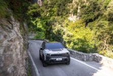 Jeep rozšiřuje nabídku Compassu. Přidává elektrickou verzi s dojezdem 674 km a verzi do terénu