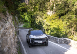 Jeep rozšiřuje nabídku Compassu. Přidává elektrickou verzi s dojezdem 674 km a verzi do terénu