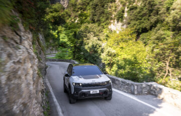Jeep rozšiřuje nabídku Compassu. Přidává elektrickou verzi s dojezdem 674 km a verzi do terénu