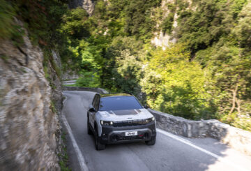 Jeep rozšiřuje nabídku Compassu. Přidává elektrickou verzi s dojezdem 674 km a verzi do terénu