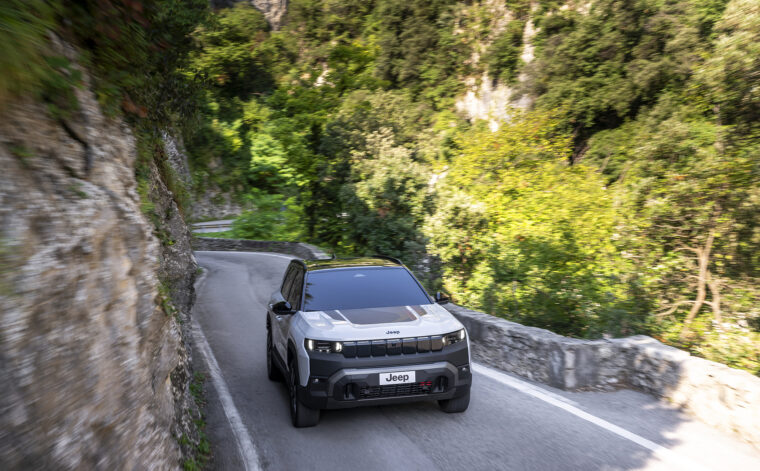 Jeep rozšiřuje nabídku Compassu. Přidává elektrickou verzi s dojezdem 674 km a verzi do terénu