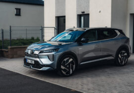 Mitsubishi uvádí elektrický Eclipse Cross. Větší baterie má 87 kWh a dojezd přes 600 km