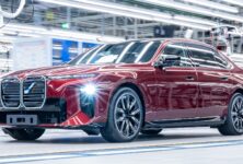 BMW řady 7 jde do výroby. Dingolfing poprvé zapojuje nástroje Neue Klasse