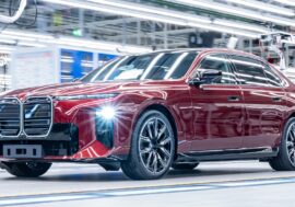 BMW řady 7 jde do výroby. Dingolfing poprvé zapojuje nástroje Neue Klasse