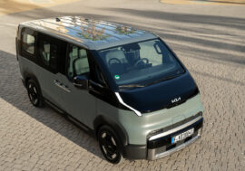 Kia PV5 Passenger přidává šest až sedm míst. Elektrický van míří na rodiny i přepravní služby