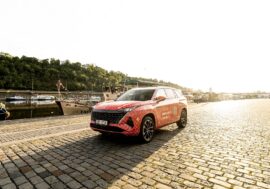 MG ukáže nové MGS9 PHEV ještě před premiérou. Zamaskované SUV vyráží na českou tour