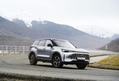 BAIC X7 sází na bohatou výbavu bez příplatků. Rodinné SUV má 130 kW a masážní sedadla
