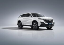 Dongfeng rozšiřuje Mage o plug-in hybrid. Do Česka přiveze i větší SUV Huge
